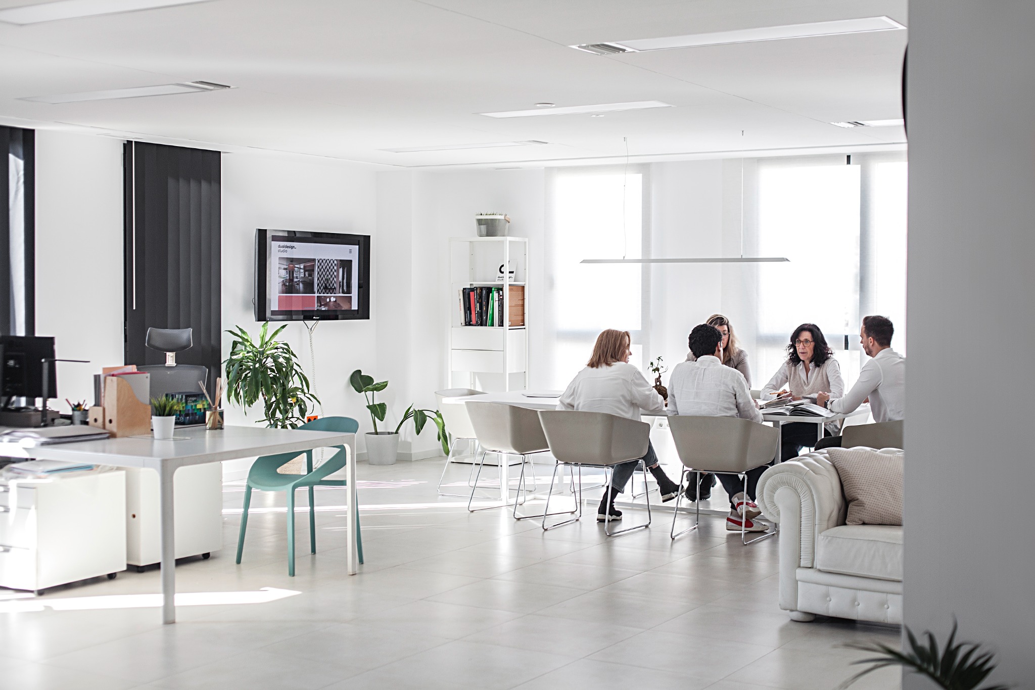 El equipo de Dual Design Studio reunido en el estudio